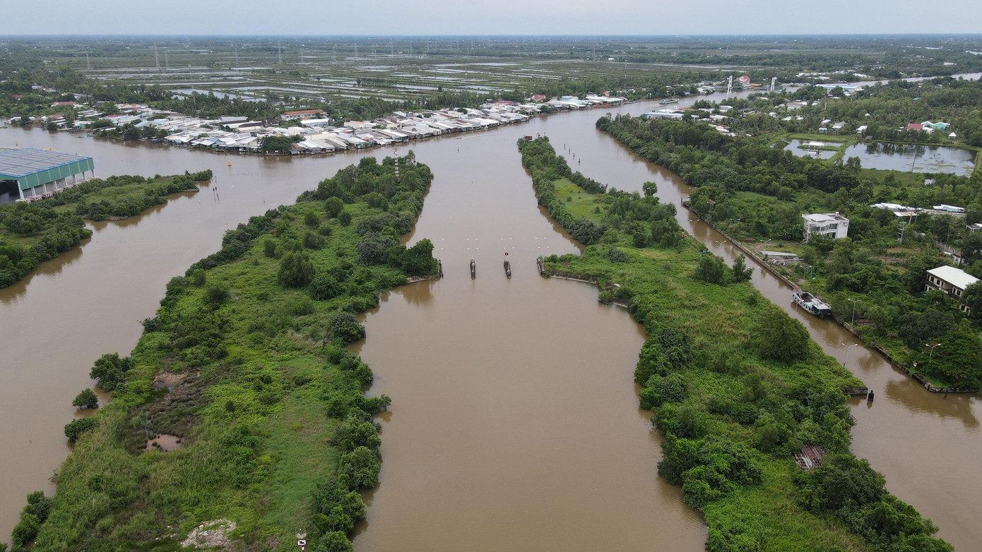 Công trình được xây dựng hoàn chỉnh và đưa vào sử dụng ngày 22/3/2006, với kinh phí đầu tư gần 80 tỷ đồng, do Bộ Giao thông vận tải làm chủ đầu tư. Công trình có quy mô lớn trong chương trình ngọt hóa bán đảo Cà Mau, có nhiệm vụ ngăn mặn xâm nhập, bảo vệ hơn 200.000 ha đất vùng ngọt hóa. Công trình được xây dựng hoàn chỉnh và đưa vào sử dụng ngày 22/3/2006, với kinh phí đầu tư gần 80 tỷ đồng, do Bộ Giao thông vận tải làm chủ đầu tư. Công trình có quy mô lớn trong chương trình ngọt hóa bán đảo Cà Mau, có nhiệm vụ ngăn mặn xâm nhập, bảo vệ hơn 200.000 ha đất vùng ngọt hóa.