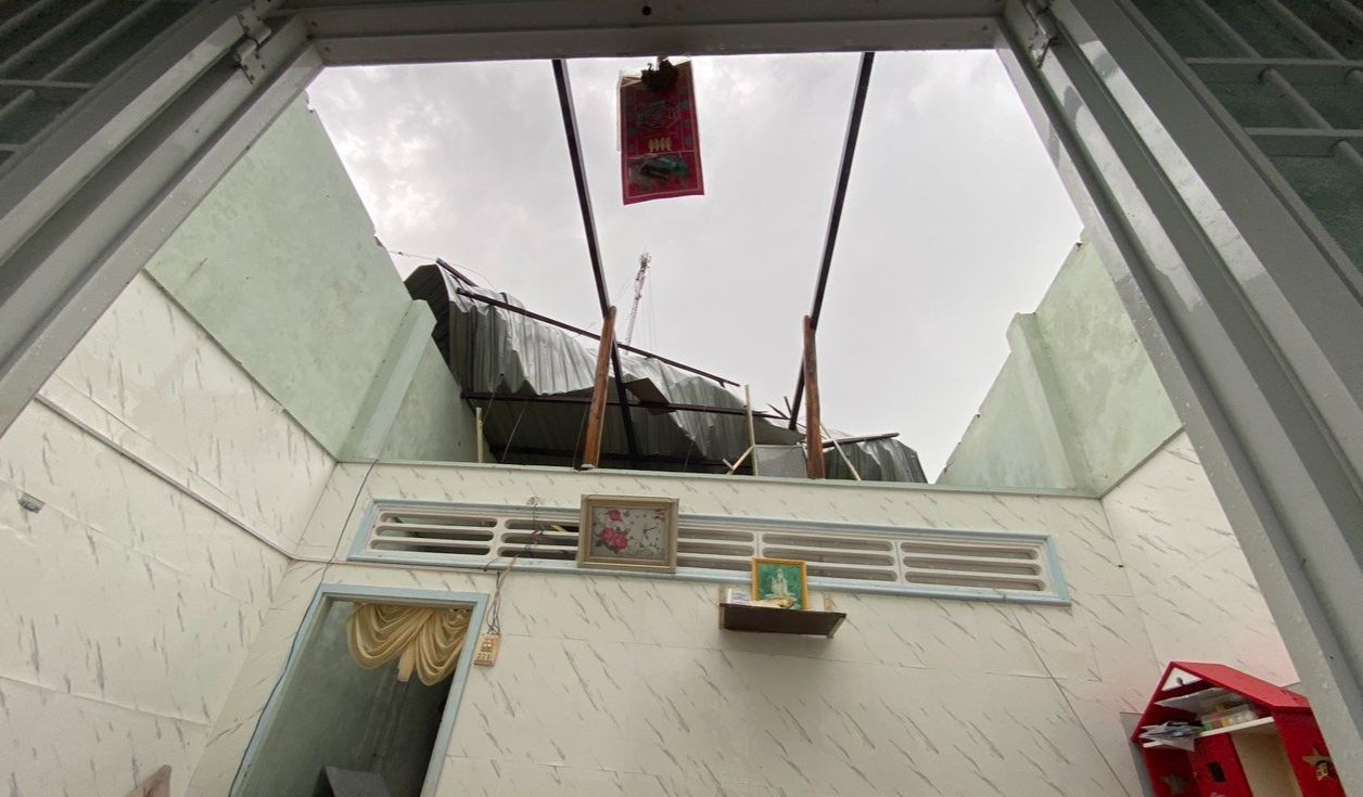 Một số căn nhà bị tốc mái. Ảnh: Phương Vũ. Một số căn nhà bị tốc mái. Ảnh: Phương Vũ.