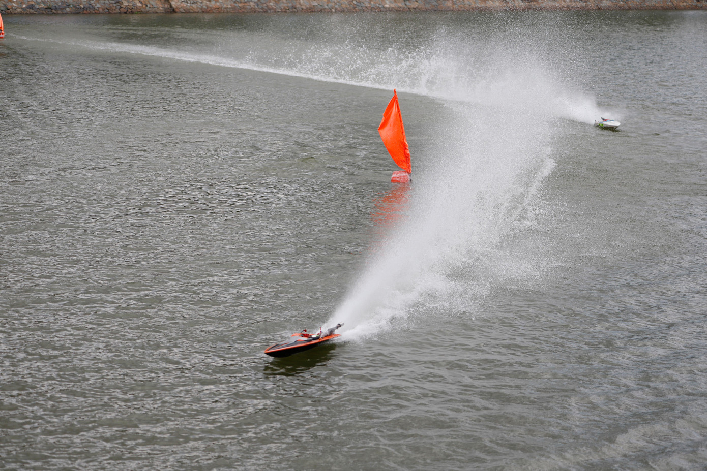 Một thành viên đội đua cho biết, mỗi chiếc tàu có 1 chiến thuật để đua khác nhau. Sau khi mua máy (nhập từ nước ngoài), các chủ tàu sẽ “độ” theo chiến thuật riêng: “nước đề” (tăng tốc sau khi khởi động) hay “nước hậu” (tăng tốc khi về đích) bằng nhiều hình thức: thêm chân vịt, làm lốc máy, chế tác các chi tiết theo cách riêng…chẳng khác gì “độ” xe máy. Và mỗi người có một “bí quyết” không thể tiết lộ. Một thành viên đội đua cho biết, mỗi chiếc tàu có 1 chiến thuật để đua khác nhau. Sau khi mua máy (nhập từ nước ngoài), các chủ tàu sẽ “độ” theo chiến thuật riêng: “nước đề” (tăng tốc sau khi khởi động) hay “nước hậu” (tăng tốc khi về đích) bằng nhiều hình thức: thêm chân vịt, làm lốc máy, chế tác các chi tiết theo cách riêng…chẳng khác gì “độ” xe máy. Và mỗi người có một “bí quyết” không thể tiết lộ.