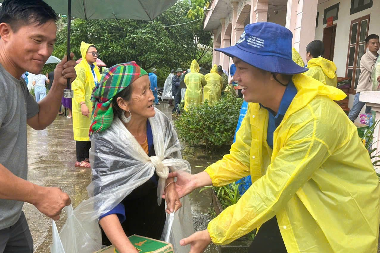Anh Vũ Tấn Thọ tham gia hoạt động cứu trợ người dân bị ảnh hưởng bởi bão số 3 tại Sơn La năm 2024. Anh Vũ Tấn Thọ tham gia hoạt động cứu trợ người dân bị ảnh hưởng bởi bão số 3 tại Sơn La năm 2024.