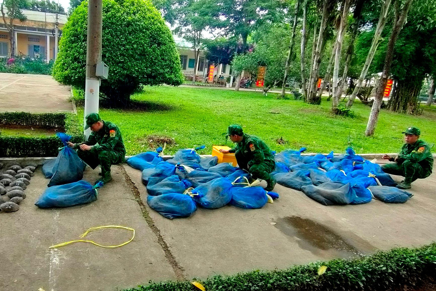 Cán bộ, chiến sĩ Đồn Biên phòng cửa khẩu Long Bình kiểm tra tang vật vừa thu giữ.