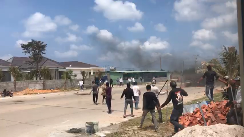 Hiện trường 2 băng nhóm đánh nhau tranh giành bảo kê xây dựng nhà ở Phú Quốc. Hiện trường 2 băng nhóm đánh nhau tranh giành bảo kê xây dựng nhà ở Phú Quốc.