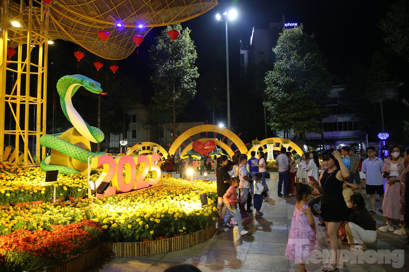 Quảng trường Bạch Đằng, TP. Sóc Trăng thu hút đông đảo các bạn trẻ đến tham quan, chụp ảnh. Quảng trường Bạch Đằng, TP. Sóc Trăng thu hút đông đảo các bạn trẻ đến tham quan, chụp ảnh.