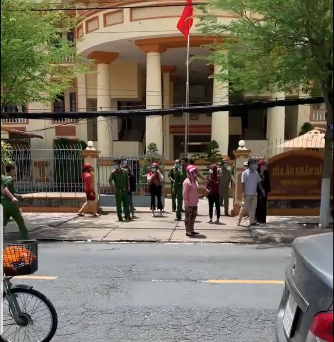 Hiện trường vụ nổ súng trước cổng TAND tỉnh Tiền Giang. Hiện trường vụ nổ súng trước cổng TAND tỉnh Tiền Giang.