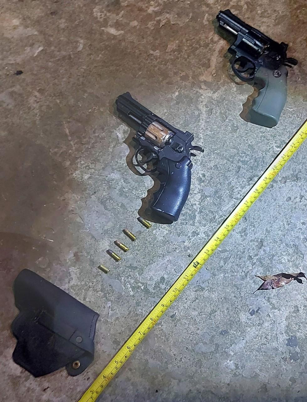 Khẩu súng, đạn công an thu giữ. Ảnh: CA. Khẩu súng, đạn công an thu giữ. Ảnh: CA.