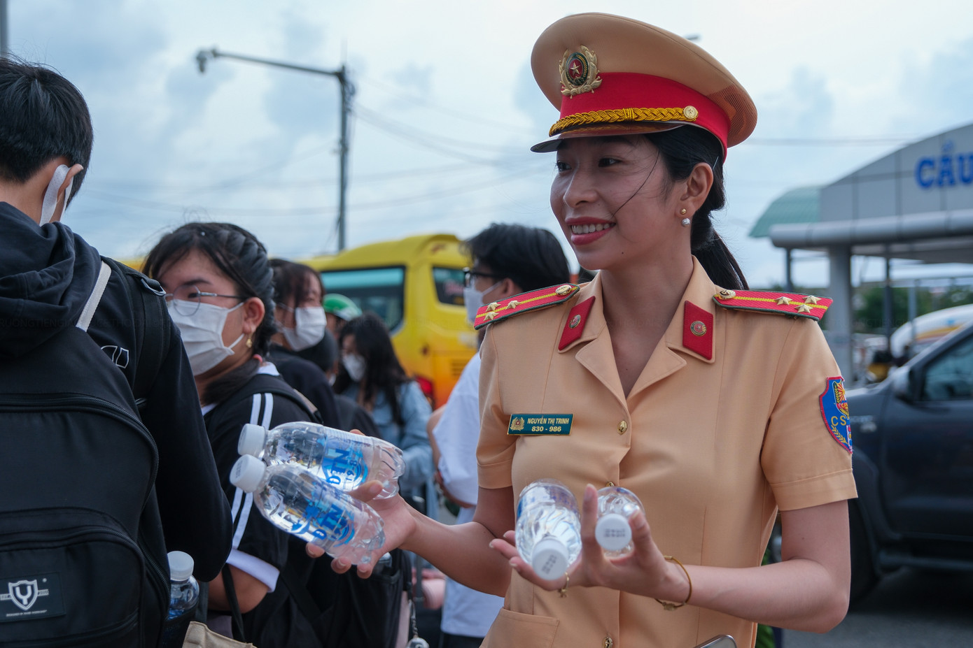 Chiều 26/6, hàng trăm thí sinh từ huyện đảo Kiên Hải vào đất liền dự thi được các chiến sĩ công an tỉnh hỗ trợ, đưa đón.