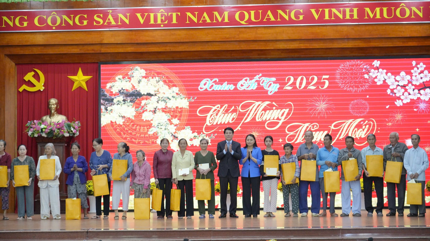 Chủ tịch nước Lương Cường tặng quà cho gia đình chính sách, hộ nghèo ở Phú Quốc. Chủ tịch nước Lương Cường tặng quà cho gia đình chính sách, hộ nghèo ở Phú Quốc.