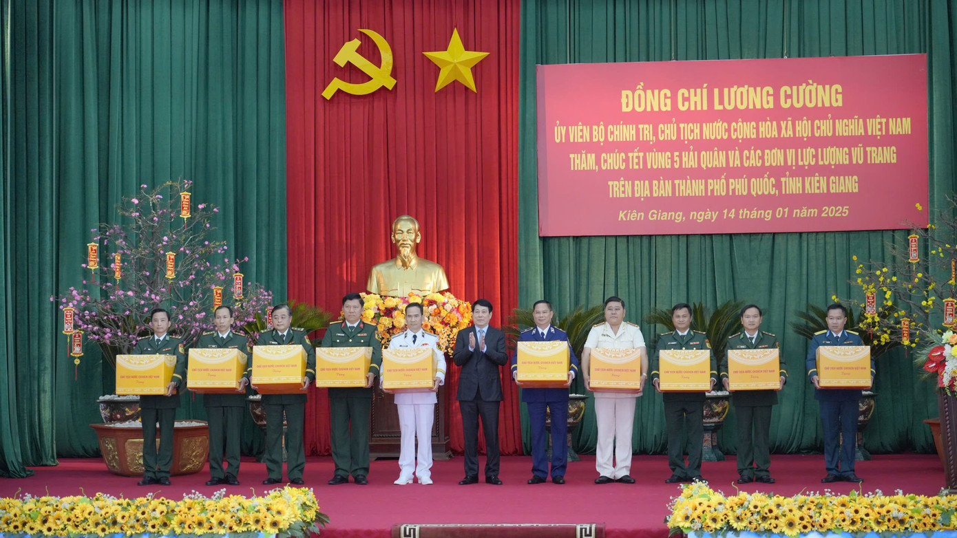 Chủ tịch nước Lương Cường tặng quà các đơn vị lực lượng vũ trang đóng chân trên địa bàn TP. Phú Quốc. Chủ tịch nước Lương Cường tặng quà các đơn vị lực lượng vũ trang đóng chân trên địa bàn TP. Phú Quốc.