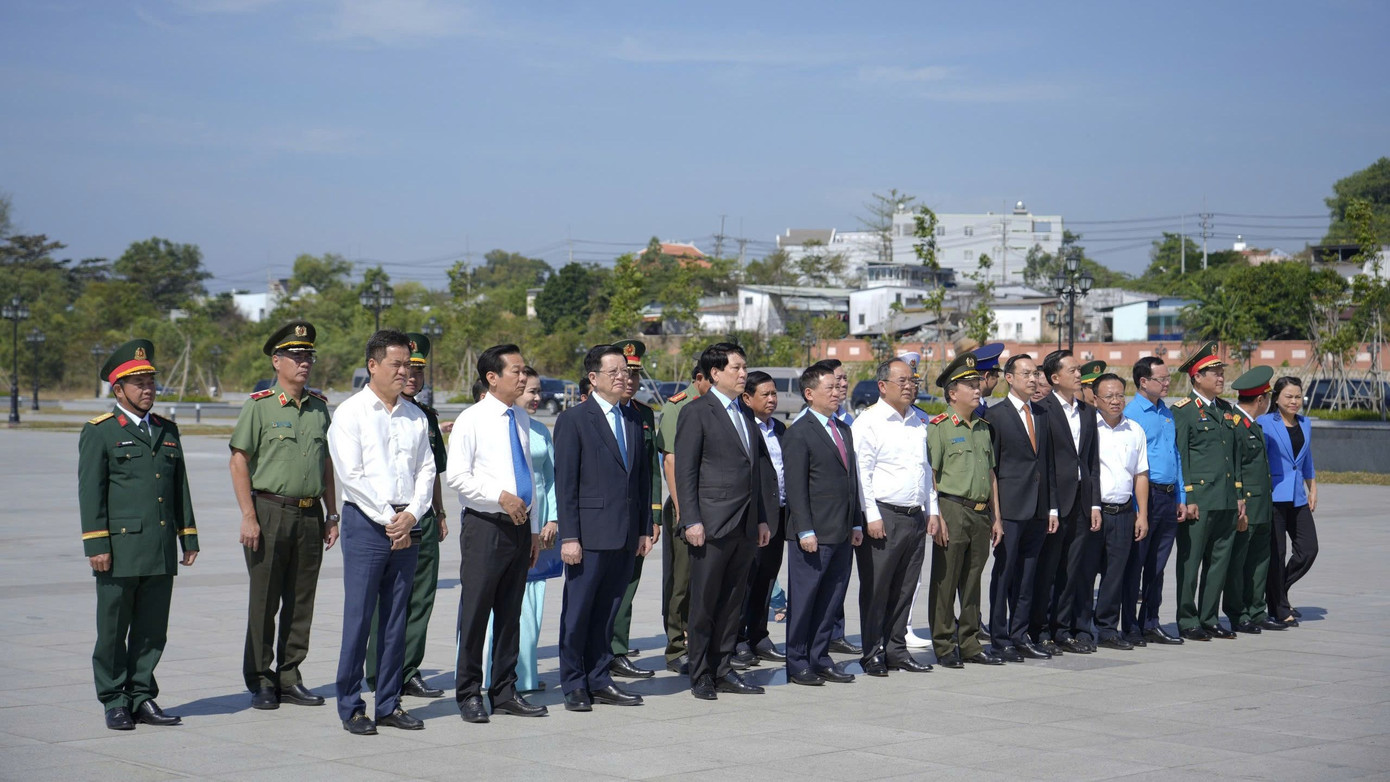 Chủ tịch nước Lương Cường và đoàn công tác Trung ương đến dâng hoa trước Tượng đài Chủ tịch Hồ Chí Minh tại TP. Phú Quốc. Chủ tịch nước Lương Cường và đoàn công tác Trung ương đến dâng hoa trước Tượng đài Chủ tịch Hồ Chí Minh tại TP. Phú Quốc.