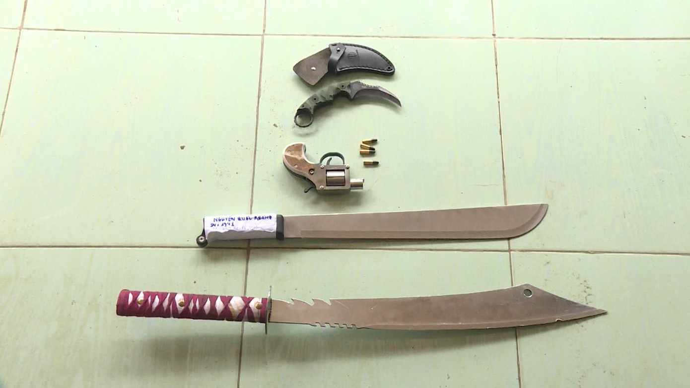 Súng tự chế và hung khí bị tạm giữ.
