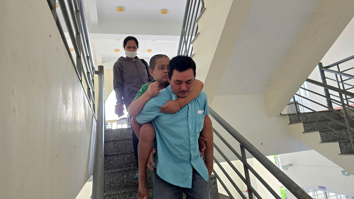 Cháu N. không thể đi lại sau vụ tai nạn, đi đâu bố mẹ phải cõng.