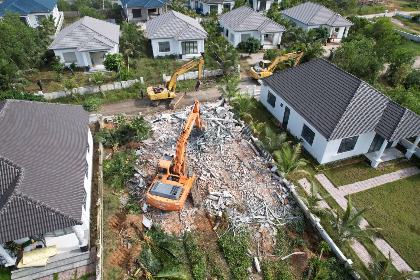 Cưỡng chế phá dỡ nhà xây sai phép trên địa bàn tỉnh Kiên Giang.