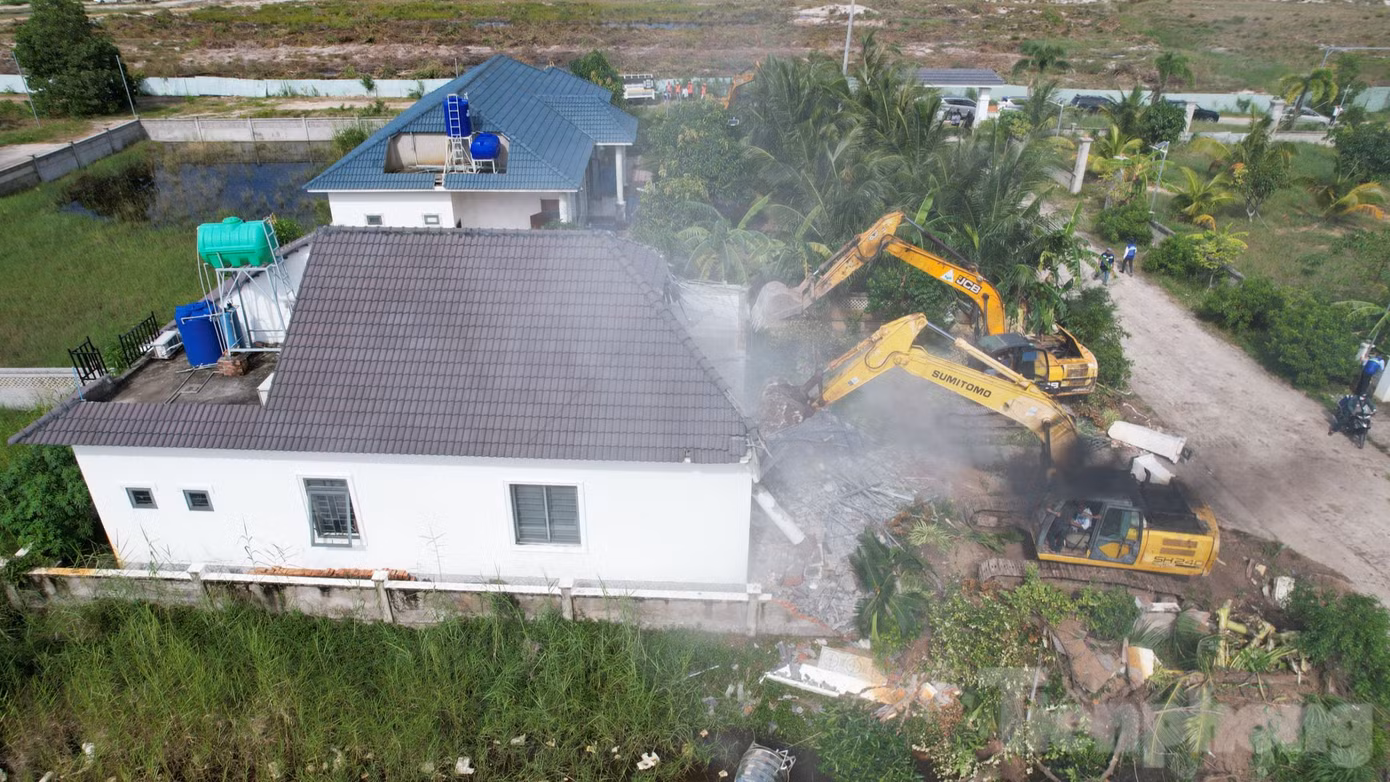 Như Tiền Phong đã đưa tin, tại khu vực Bãi Trường, xã Dương Tơ có 79 căn biệt thự xây dựng trái phép nằm trong khu đất rộng 18,9ha. Khu đất này trước đây là đất rừng phòng hộ, do UBND xã Dương Tơ quản lý. Tuy nhiên, hiện trạng nơi này đã thay đổi do nhiều tổ chức, cá nhân bao chiếm, san lấp và xây dựng công trình nhà ở trái phép.