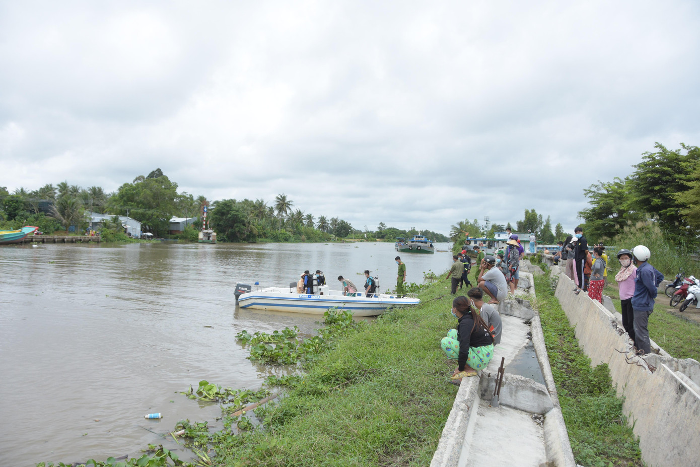 Lực lượng chức năng tìm kiếm người mất tích.