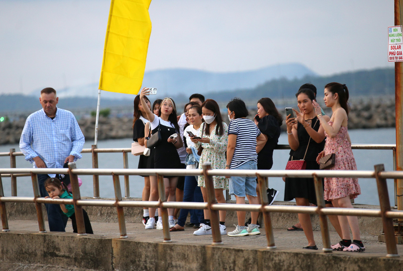 Ông Nguyễn Vũ Khắc Huy - Phó Chủ tịch Hiệp hội Du lịch tỉnh Kiên Giang cho biết, sau khi mở cửa đón khách trở lại, lượng khách đến Phú Quốc rất đông. Một số tỉnh, thành cũng tăng cường các chuyến bay đến Phú Quốc. Mặc dù chưa đến kỳ nghỉ lễ 30/4 và 1/5, nhưng qua khảo sát một số cơ sở lưu trú cao cấp ở Phú Quốc đã kín 90% công suất phòng.