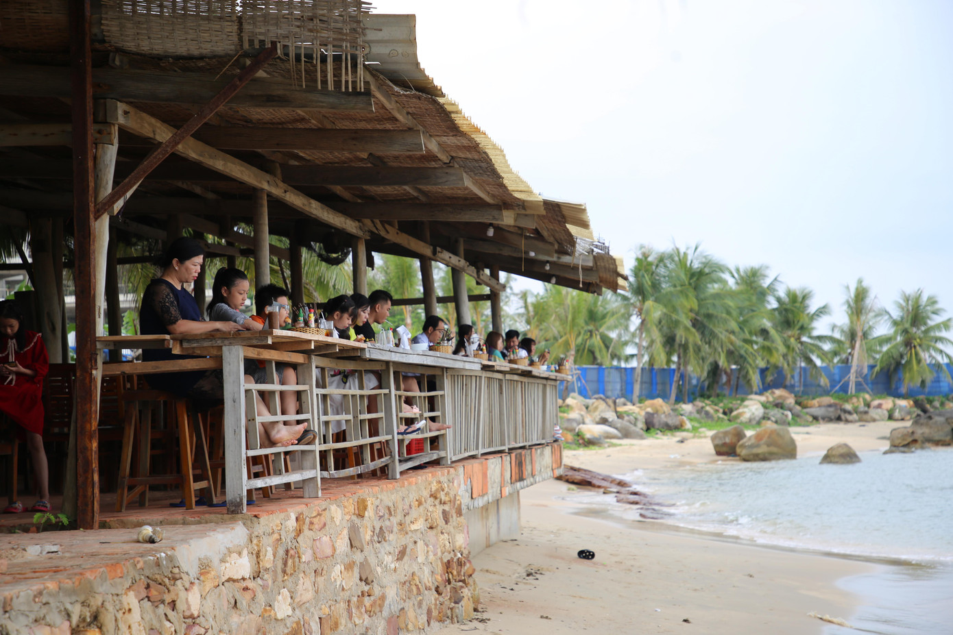 Ông Phạm Văn Sỹ, Quản lý Free Beach resort Phú Quốc (đường Trần Hưng Đạo, phường Dương Đông, TP. Phú Quốc) cho biết: &quot;Chúng tôi có khoảng 40 phòng lưu trú, nhưng trước đó khách đã đặt kín hết. Do ngành du lịch mới phục hồi trở lại sau đại dịch nên chúng tôi giảm khoảng 20% giá phòng cho khách trong kỳ nghỉ lễ này&quot;.