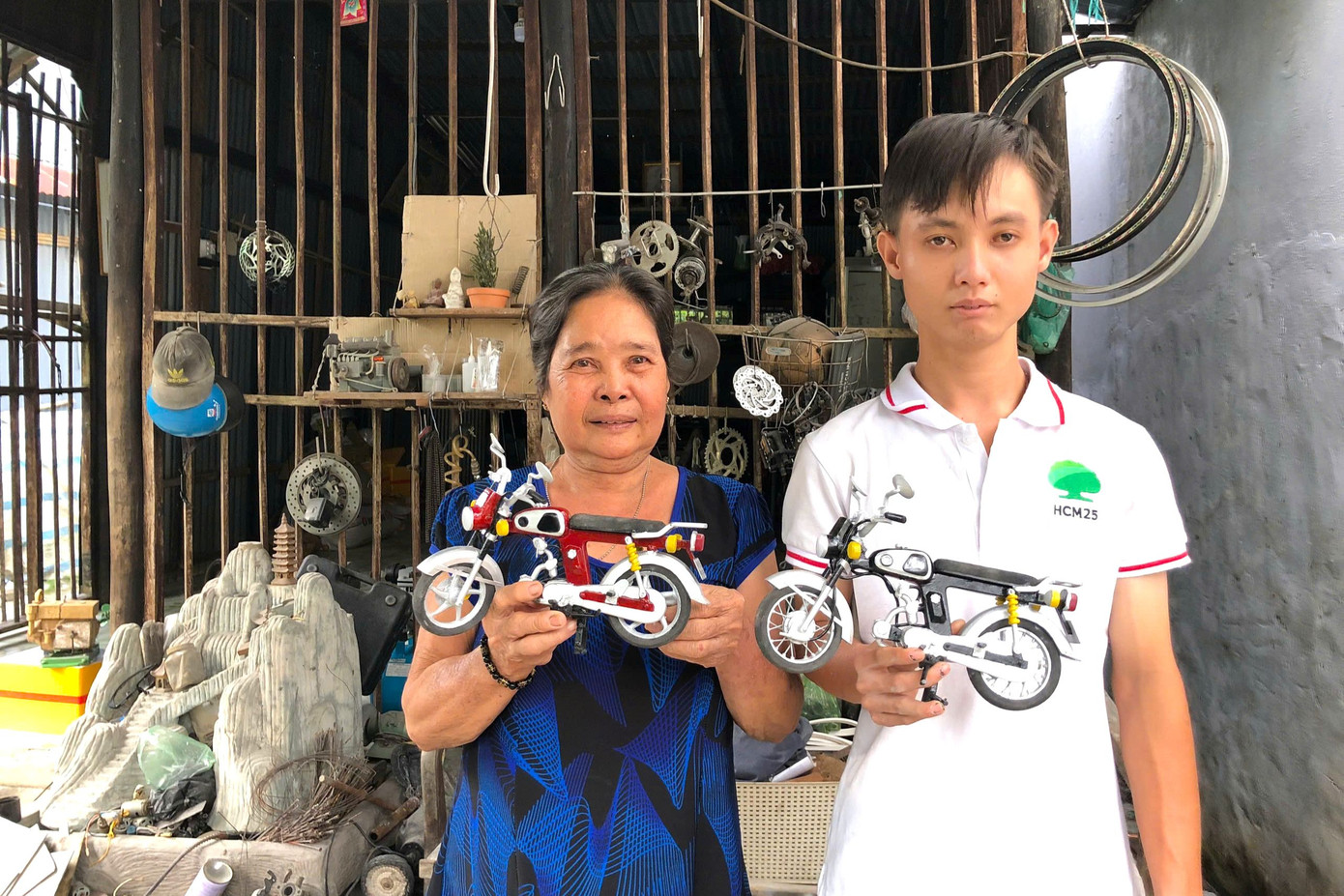 Tuổi thơ thiếu vắng cha mẹ, Phát lớn lên trong căn nhà nhỏ cùng bà nội, tự mình tìm tòi và sáng tạo. Tuổi thơ thiếu vắng cha mẹ, Phát lớn lên trong căn nhà nhỏ cùng bà nội, tự mình tìm tòi và sáng tạo.