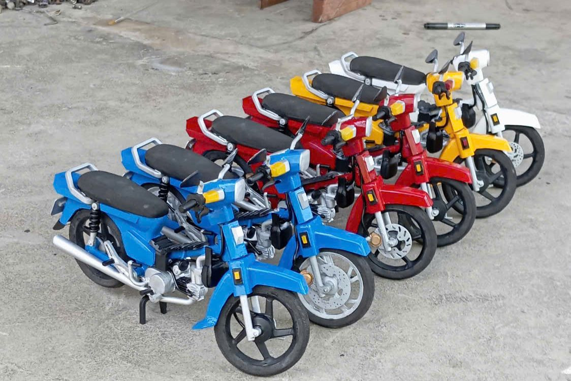 Bằng đôi tay khéo léo và ý chí mạnh mẽ, chàng trai khiếm khuyết đã biến phế liệu thành những chiếc xe mô hình tinh xảo. Bằng đôi tay khéo léo và ý chí mạnh mẽ, chàng trai khiếm khuyết đã biến phế liệu thành những chiếc xe mô hình tinh xảo.