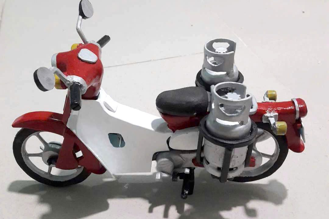 Những mô hình xe tí hon, nhưng mang trong đó nghị lực phi thường của chàng trai khiếm khuyết. Ảnh: P.V Những mô hình xe tí hon, nhưng mang trong đó nghị lực phi thường của chàng trai khiếm khuyết. Ảnh: P.V