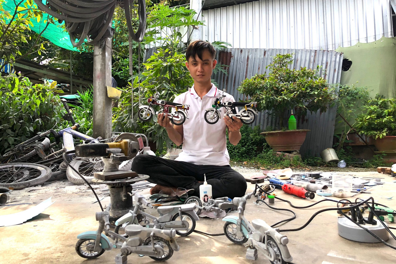 Những mô hình xe tí hon, nhưng mang trong đó nghị lực phi thường của chàng trai khiếm khuyết. Ảnh: P.V Những mô hình xe tí hon, nhưng mang trong đó nghị lực phi thường của chàng trai khiếm khuyết. Ảnh: P.V