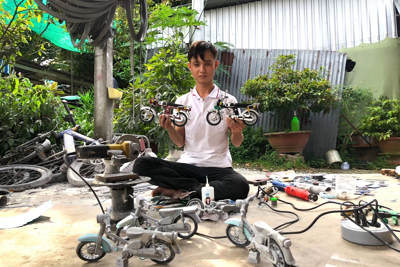 Những mô hình xe tí hon, nhưng mang trong đó nghị lực phi thường của chàng trai khiếm khuyết. Ảnh: P.V