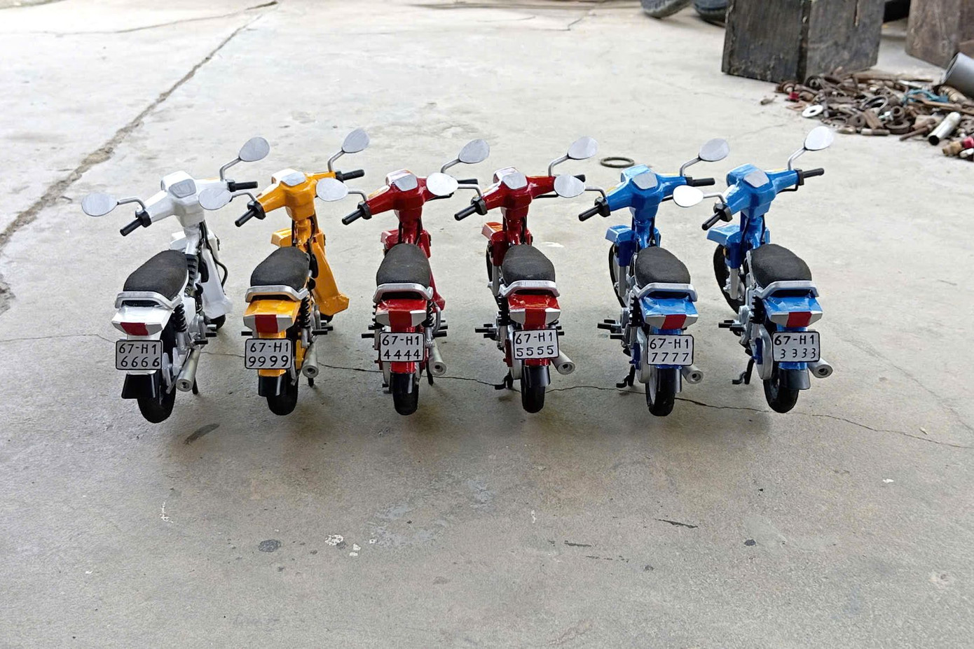 Mỗi sản phẩm hoàn thiện trong 4 - 5 ngày, giá bán từ 400.000 đồng, giúp Phát kiếm thêm thu nhập, phụ bà trang trải cuộc sống. Mỗi sản phẩm hoàn thiện trong 4 - 5 ngày, giá bán từ 400.000 đồng, giúp Phát kiếm thêm thu nhập, phụ bà trang trải cuộc sống.