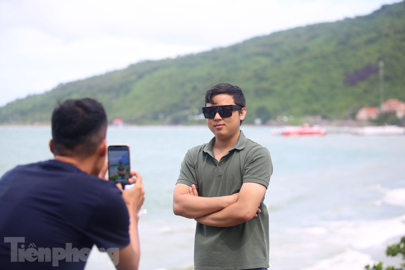 Du khách tranh thủ thời tiết tốt chụp ảnh 'check in' tại Hòn Sơn.