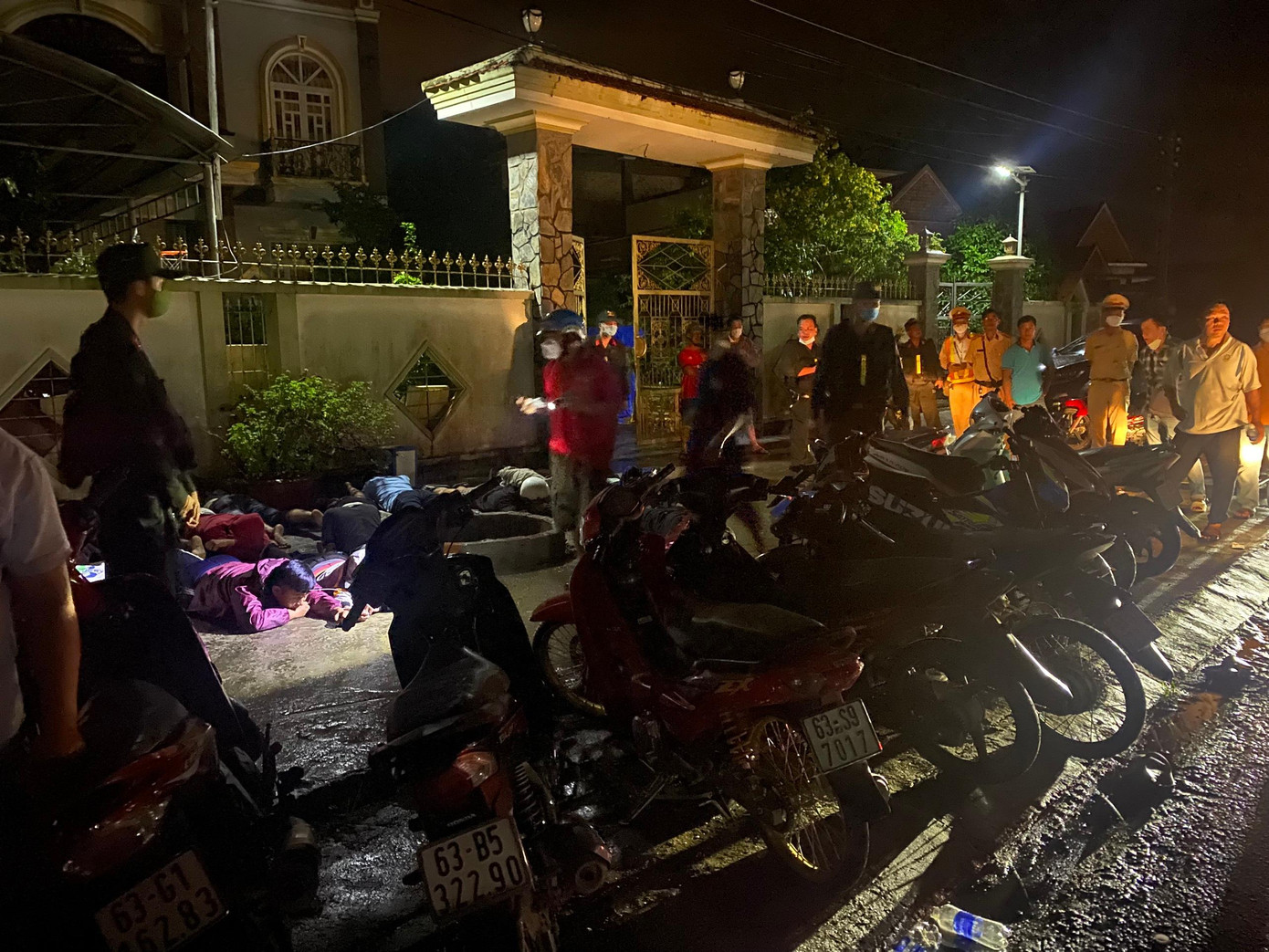 Nhóm 'quái xế' tụ tập đua xe trái phép bị công an Tiền Giang bắt giữ.