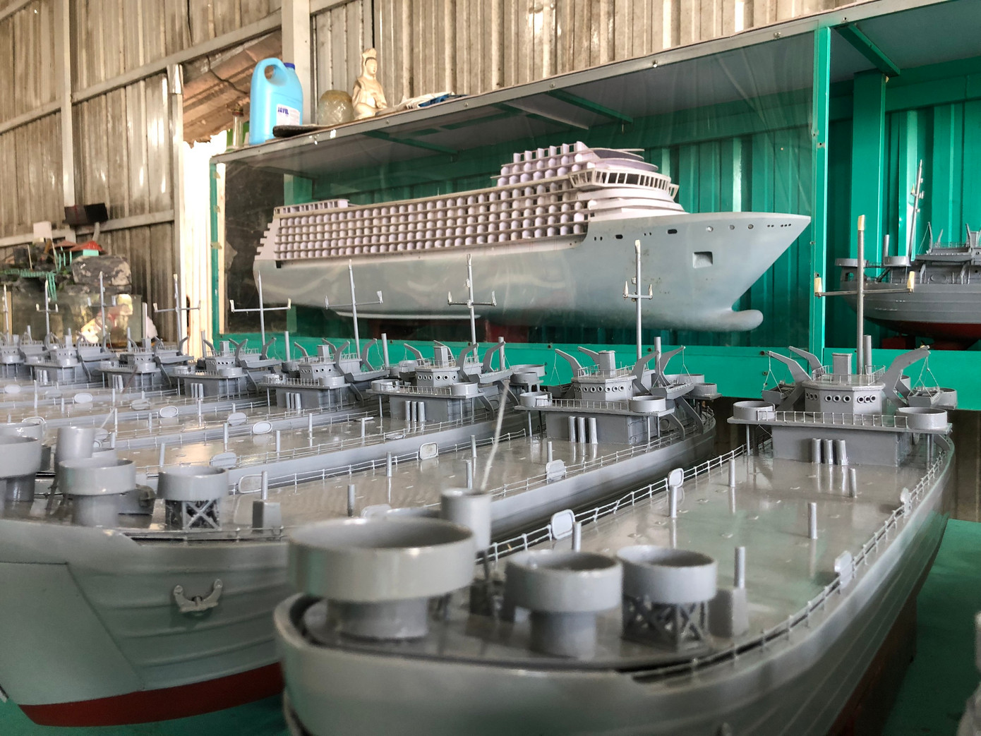 Các mô hình tàu này được ông Đệ thiết kế theo tỷ lệ 1/100 so với tàu thật. Ảnh: P.V.