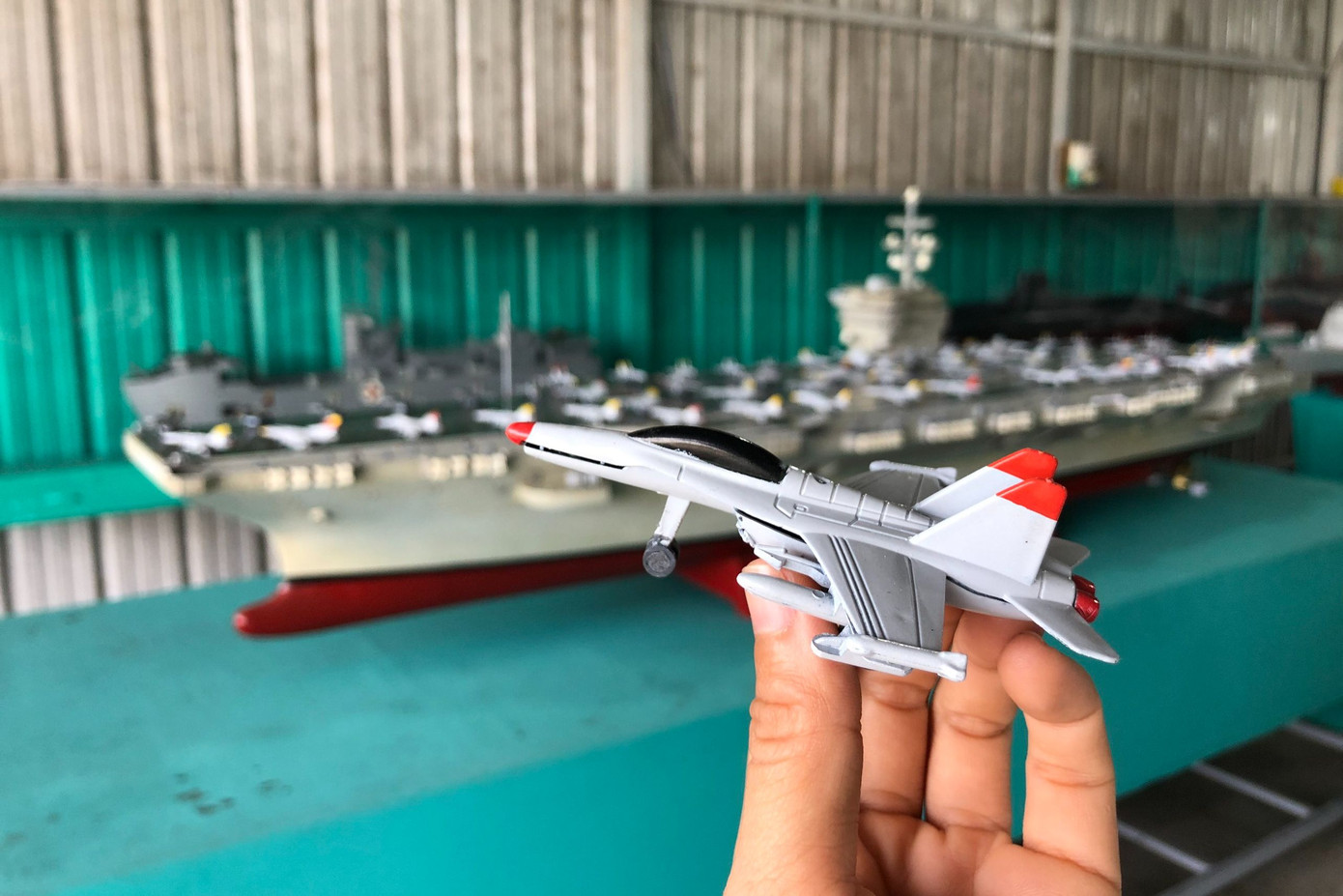 Mô hình máy bay để ráp lên tàu sân bay cũng được làm tỉ mỉ từng chi tiết như thật.