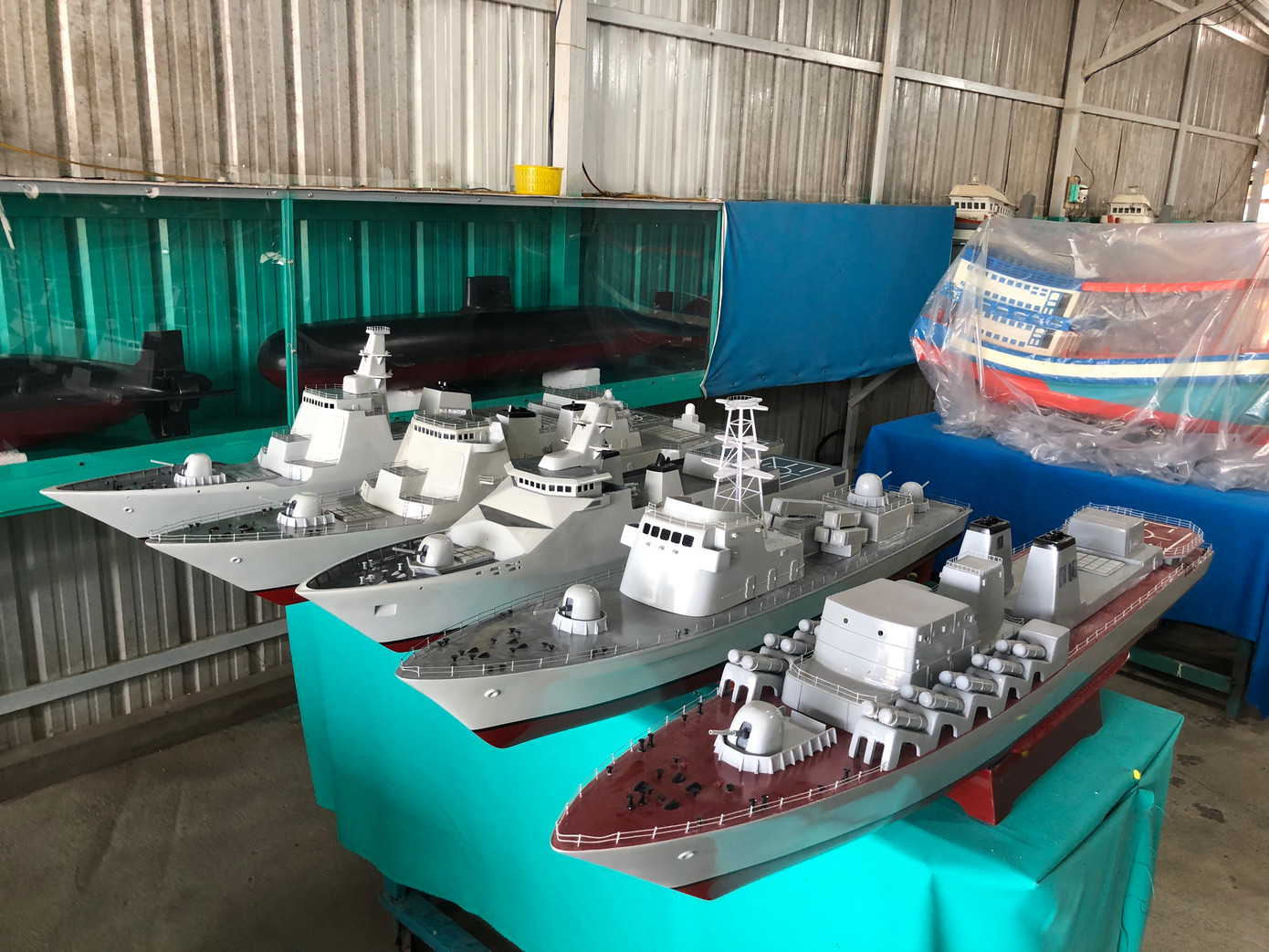 Các mô hình tàu này được ông Đệ thiết kế theo tỷ lệ 1/100 so với tàu thật. Ảnh: P.V.