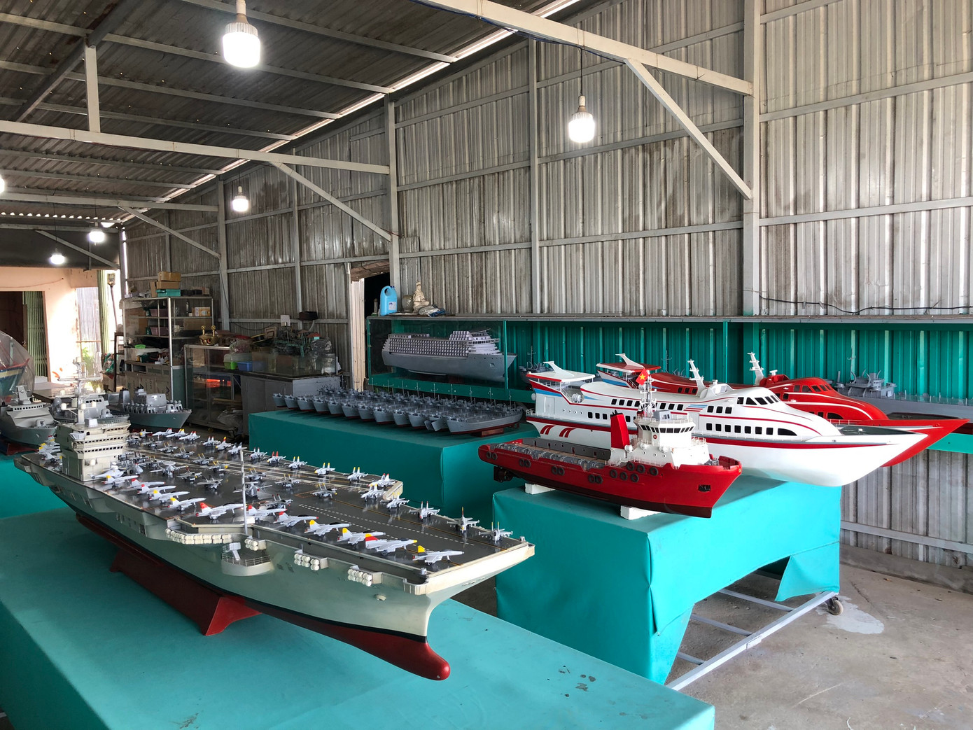 Các mô hình tàu này được ông Đệ thiết kế theo tỷ lệ 1/100 so với tàu thật. Ảnh: P.V.