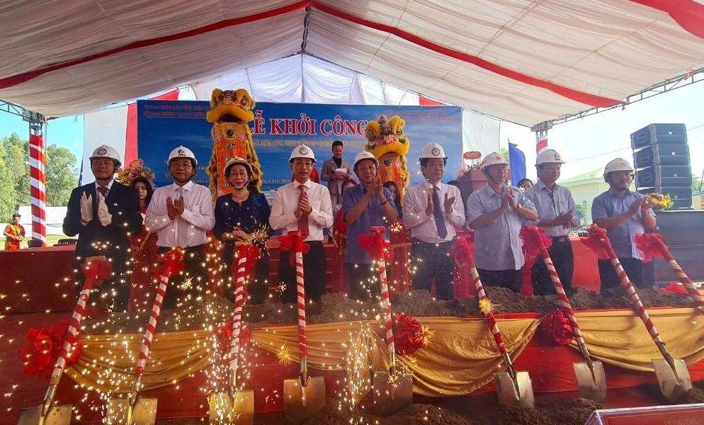 Tuyến đường bộ ven biển Hòn Đất - Kiên Lương được khởi công xây dựng.