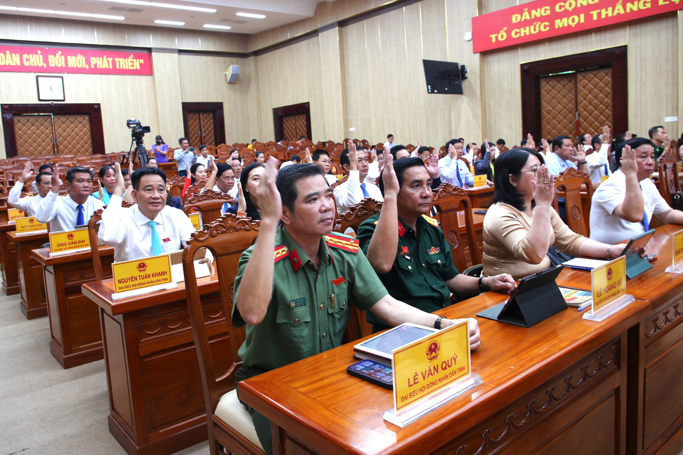 Đại biểu HĐND tỉnh biểu quyết thông qua các nghị quyết. Ảnh: Nhật Huy. Đại biểu HĐND tỉnh biểu quyết thông qua các nghị quyết. Ảnh: Nhật Huy.