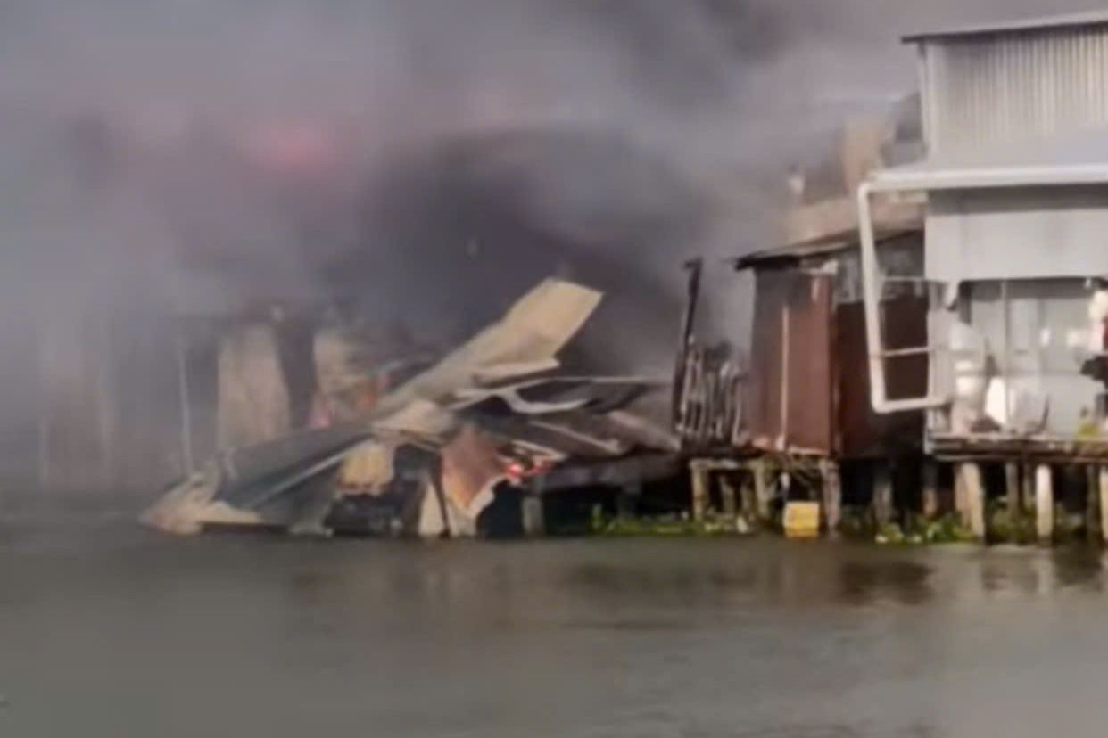 Vụ cháy thiêu rụi 6 căn nhà tạm. Vụ cháy thiêu rụi 6 căn nhà tạm.