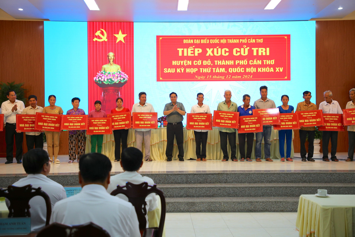 Thủ tướng Phạm Minh Chính trao nhà Đại đoàn kết cho hộ nghèo, cận nghèo trên địa bàn Cần Thơ. Ảnh: Nhật Huy.