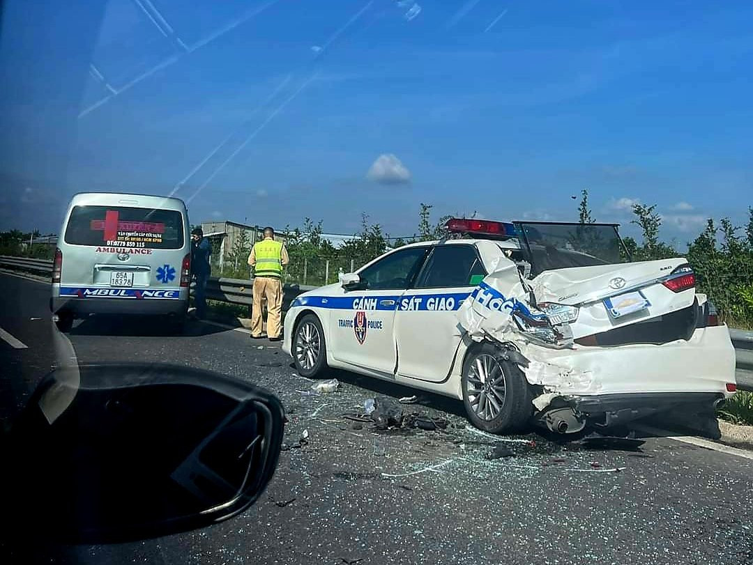 Xe đặc chủng của CSGT bị hư hỏng nặng. Ảnh Thảo Vy Xe đặc chủng của CSGT bị hư hỏng nặng. Ảnh Thảo Vy