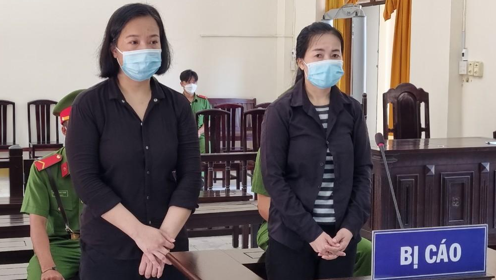 Bị cáo Hoa và Nhung tại phiên toà. Bị cáo Hoa và Nhung tại phiên toà.