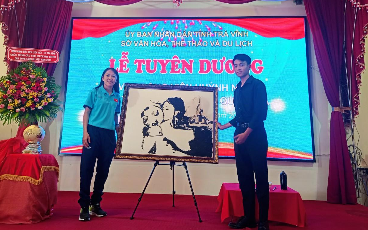 Bạn Nguyễn Bình Thuận - SV Trường ĐH Trà Vinh đã lên sân khấu, vẽ trực tiếp một bức tranh nghệ thuật tặng Huỳnh Như, với hình ảnh Huỳnh Như đang hôn quả bóng.