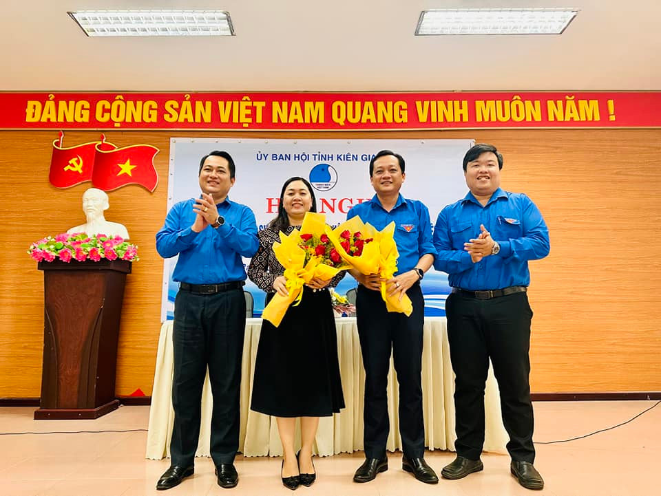 Anh Phan Đình Nhân - Bí thư Tỉnh Đoàn (bên trái) và anh Dư Phạm Hữu Khuyến - Phó Bí thư Tỉnh đoàn (bên phải) tặng hoa chúc mừng cho chị Thị Phương Hồng và anh Lại Chí Nguyện. Anh Phan Đình Nhân - Bí thư Tỉnh Đoàn (bên trái) và anh Dư Phạm Hữu Khuyến - Phó Bí thư Tỉnh đoàn (bên phải) tặng hoa chúc mừng cho chị Thị Phương Hồng và anh Lại Chí Nguyện.