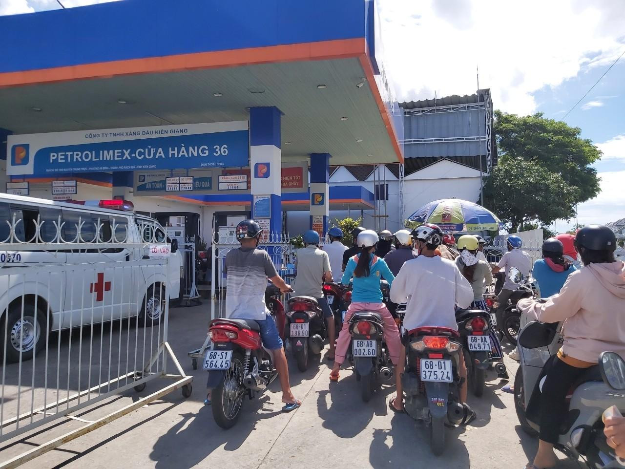 Người dân xếp hàng đổ xăng trên địa bàn P. An Bình, TP. Rạch Giá. Nhân viên Petrolimex cho biết, xe ô tô chỉ được đổ 100.000 đồng, xe máy 30.000 đồng.