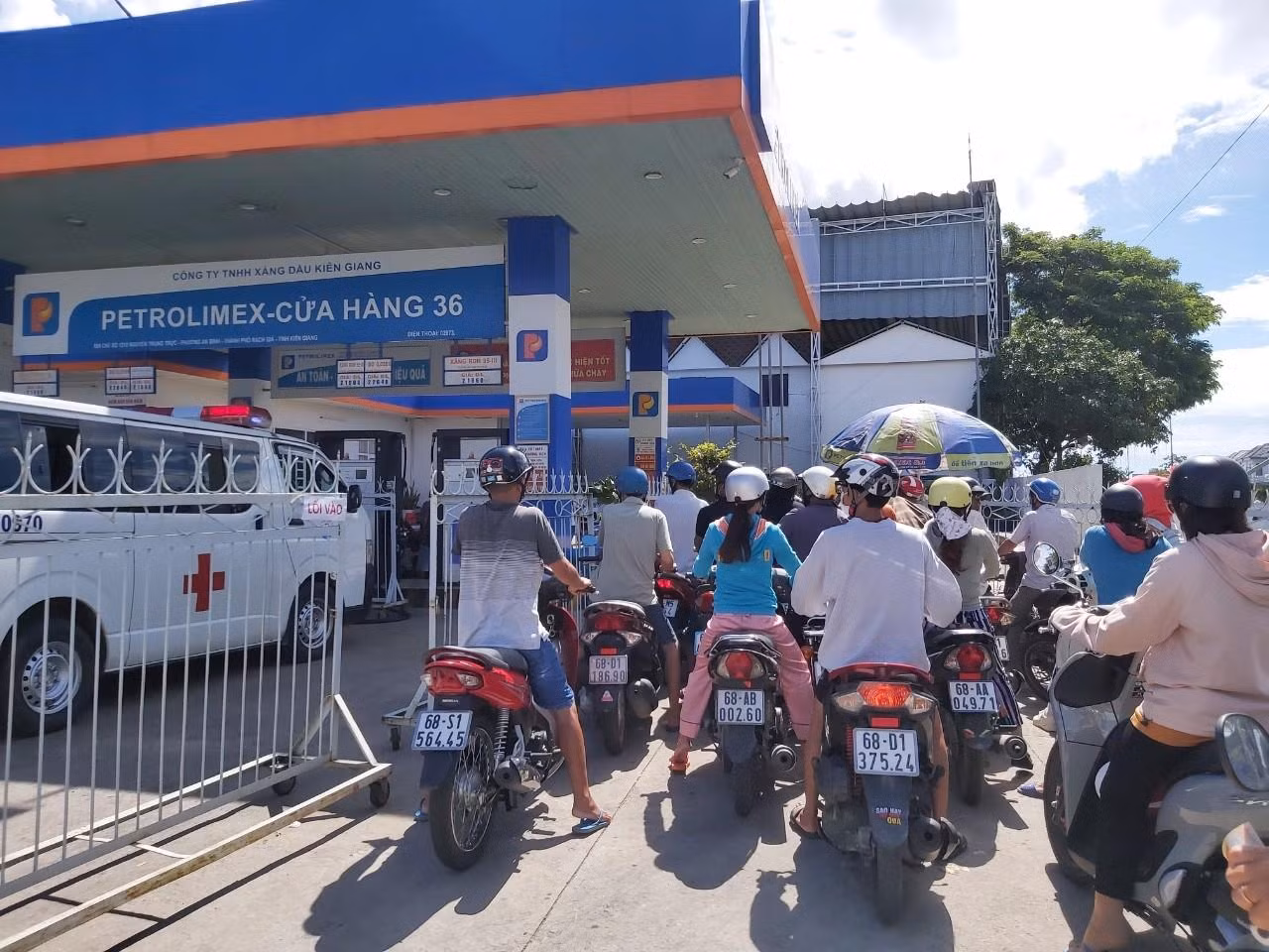 Người dân xếp hàng đổ xăng trên địa bàn P. An Bình, TP. Rạch Giá. Nhân viên Petrolimex cho biết, xe ô tô chỉ được đổ 100.000 đồng, xe máy 30.000 đồng.