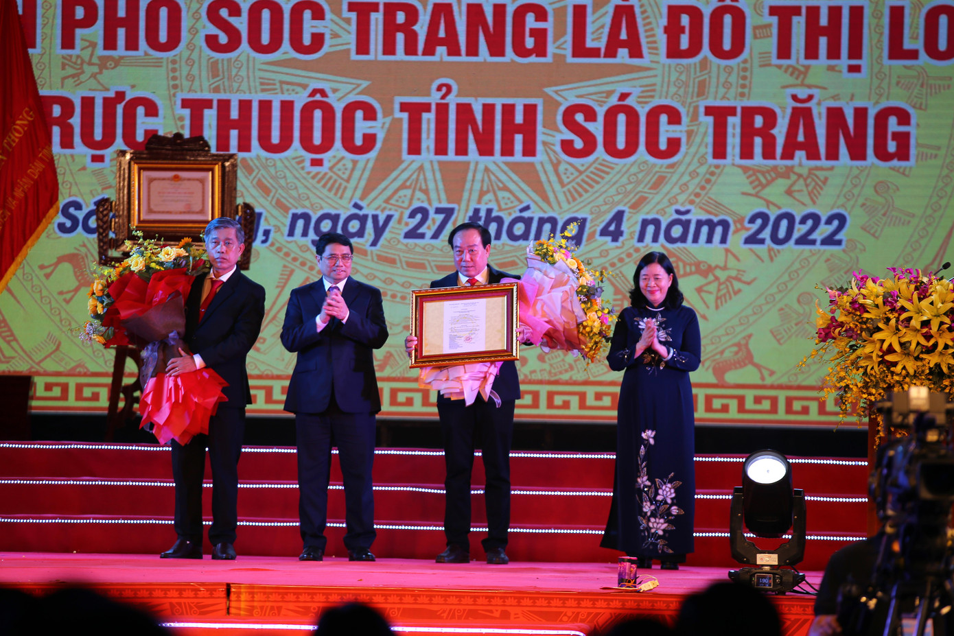 Thủ tướng Phạm Minh Chính trao quyết định thành phố Sóc Trăng là đô thị loại 2 trực thuộc tỉnh. Ảnh: N.H.