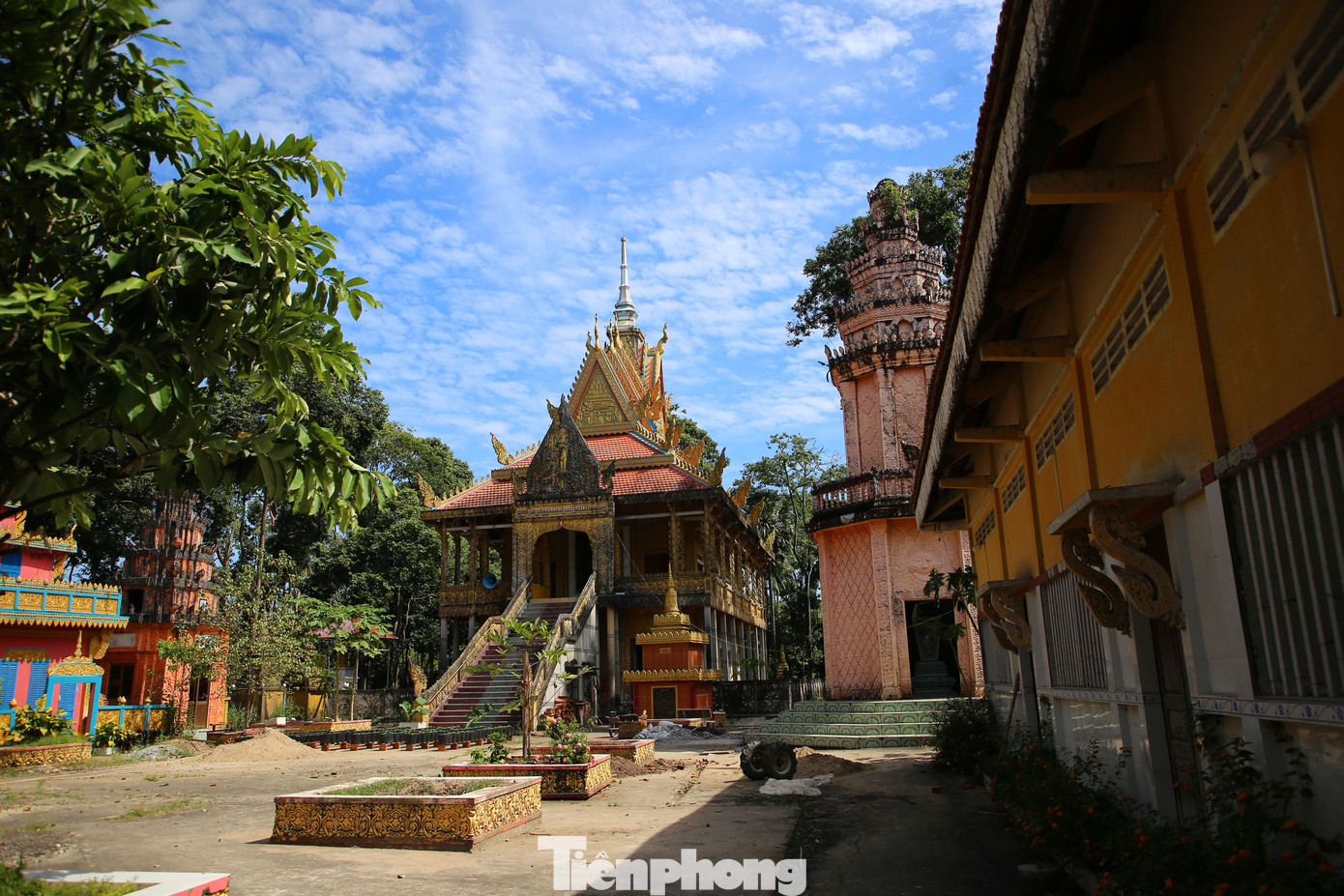 "Cứ mỗi buổi chiều, các sư đọc kinh trên chánh điện thì có một vài con vạc bay đến để nghe kinh. Chúng cứ đứng yên ở đấy khi nào các sư đọc xong mới chịu bay đi”, đại đức Danh Tỉ chia sẻ.