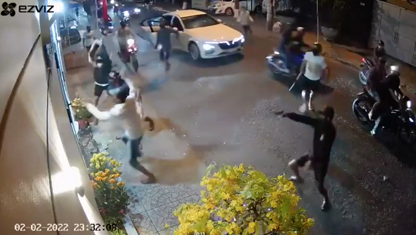 Nhóm người cầm hung khí đập phá nhà dân tối mùng 2 Tết. Nhóm người cầm hung khí đập phá nhà dân tối mùng 2 Tết.