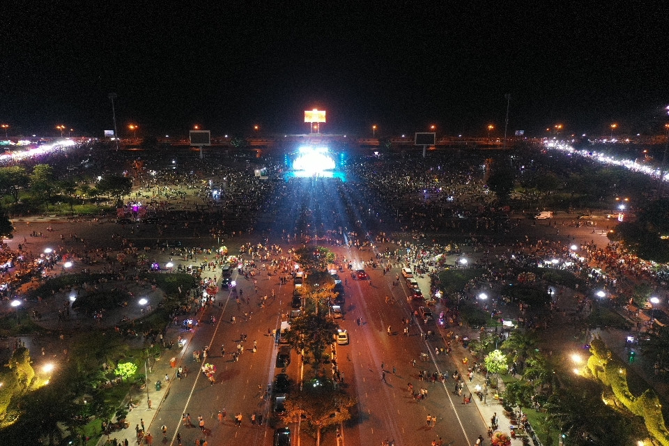 Tại Quảng trường Trần Quang Khải, phường An Hoà, TP. Rạch Giá, tỉnh Kiên Giang có rất đông người dân đổ ra đường chờ đón thời khắc giao thừa, năm cũ chuyển sang năm mới.