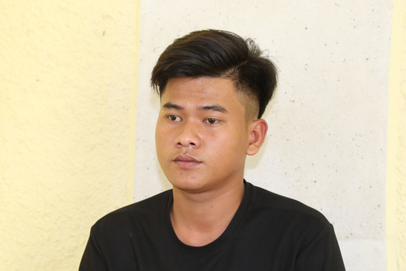 Ân Thiết và Thạch Thái Nhân tại cơ quan công an. Ân Thiết và Thạch Thái Nhân tại cơ quan công an.