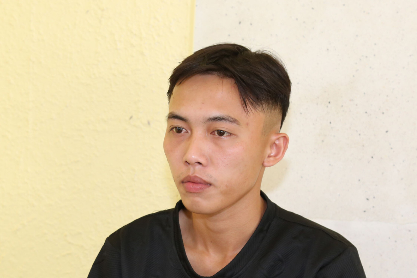 Ân Thiết và Thạch Thái Nhân tại cơ quan công an. Ân Thiết và Thạch Thái Nhân tại cơ quan công an.