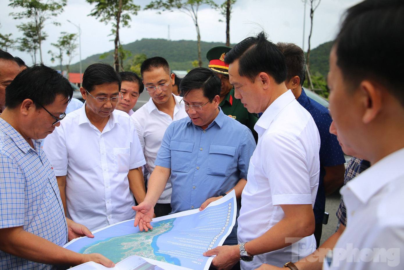 Ngày 7-8/7, Chủ tịch UBND tỉnh An Giang - Hồ Văn Mừng kiểm tra tiến độ các dự án phục vụ APEC 2027 tại đặc khu Phú Quốc. Ông Mừng yêu cầu, chủ đầu tư các dự án đã được chấp thuận chủ trương đầu tư phải thực hiện đúng quy định, đảm bảo tiến độ; giám đốc sở chịu trách nhiệm chỉ đạo, phó giám đốc sở làm đầu mối. UBND Đặc khu Phú Quốc được giao phối hợp chặt chẽ với nhà đầu tư, đặc biệt trong công tác giải phóng mặt bằng, đảm bảo quyền lợi hợp pháp của người dân. Ảnh: Nhật Huy.