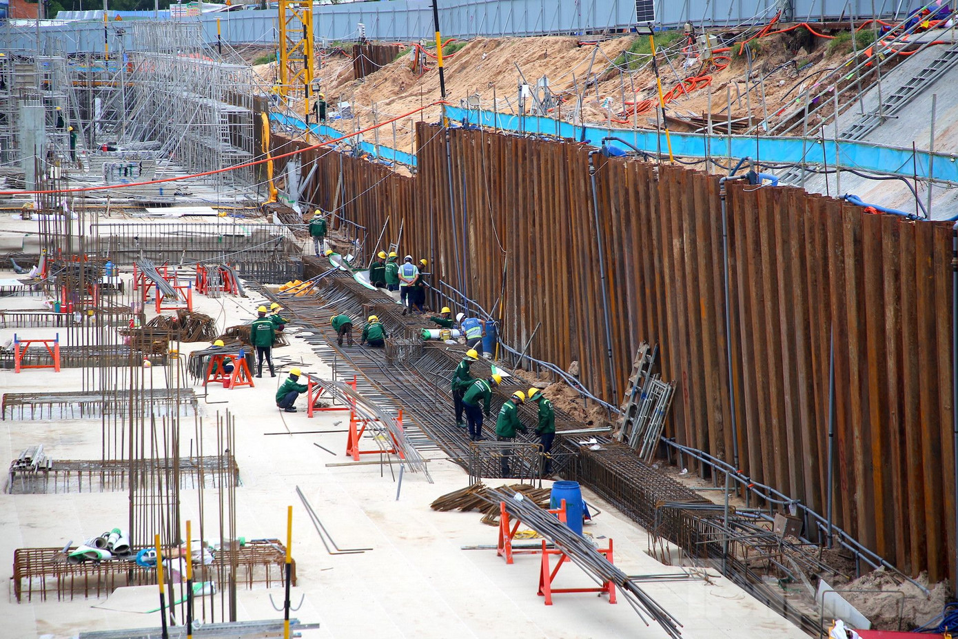 Dự án Trung tâm hội nghị APEC và Khu đô thị hỗn hợp Bãi Đất Đỏ cũng ghi nhận tiến độ khả quan, với khu đầu tư công 28ha đã hoàn thành khoảng 94% khối lượng kè chắn, san lấp và bơm cát.